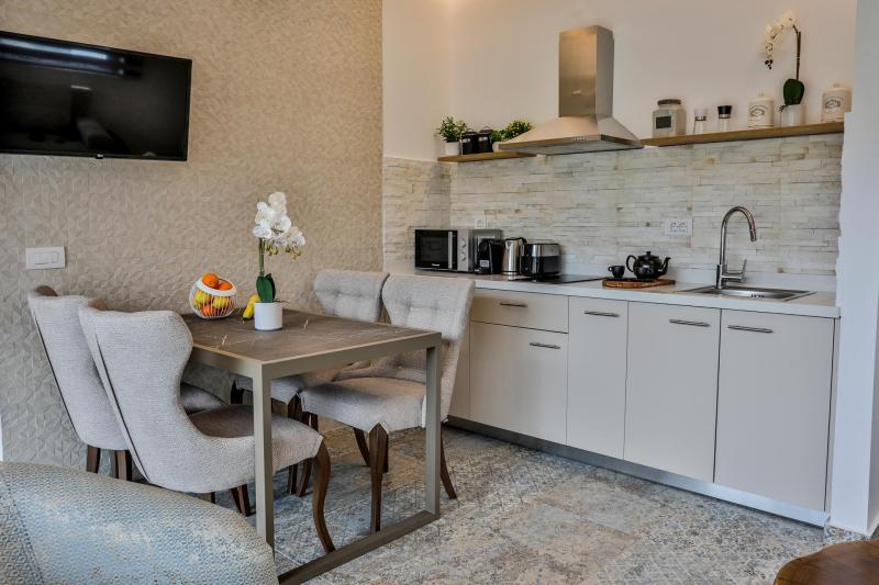 One Bedroom Apartment With Kitchen